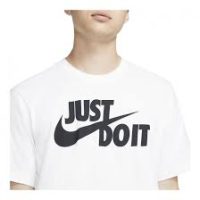 חולצה של נייק עם הכיתוב בשחור של JUST DO IT